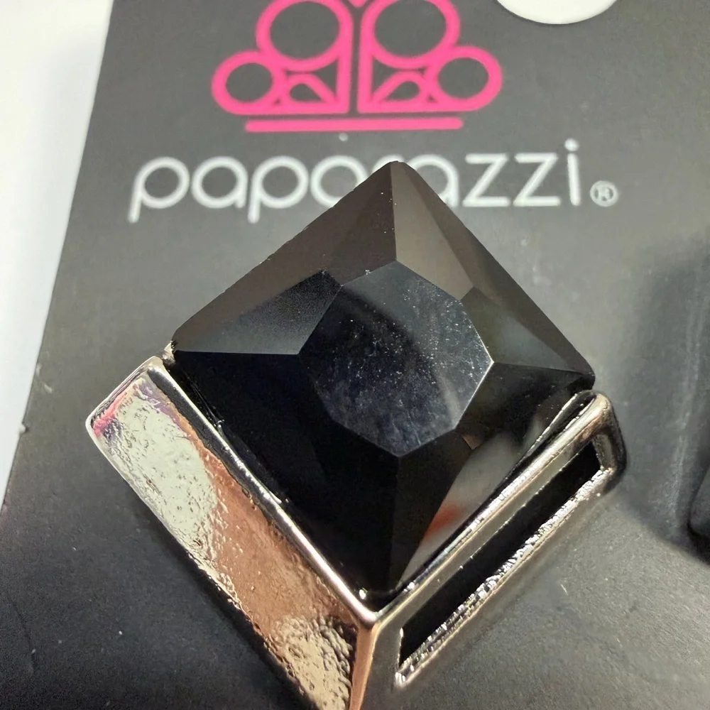 🩷5/$10🩷 Paparazzi Silver Stud Earrings with Black Gem